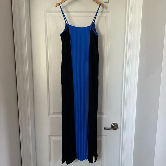 Banana Republic Pleated Dress - Picture 3 of 3